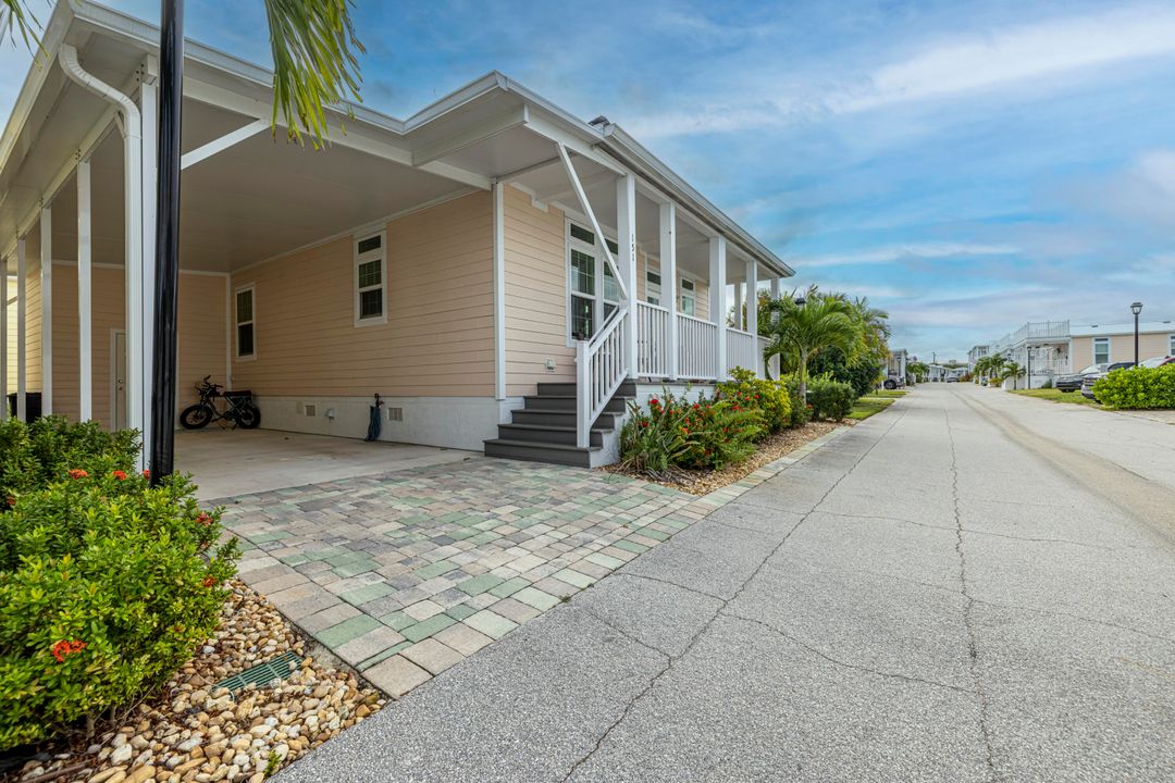 For Sale: $299,000 (2 beds, 2 baths, 1066 Square Feet)