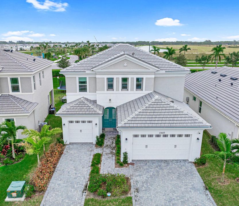 For Sale: $750,000 (3 beds, 2 baths, 2568 Square Feet)