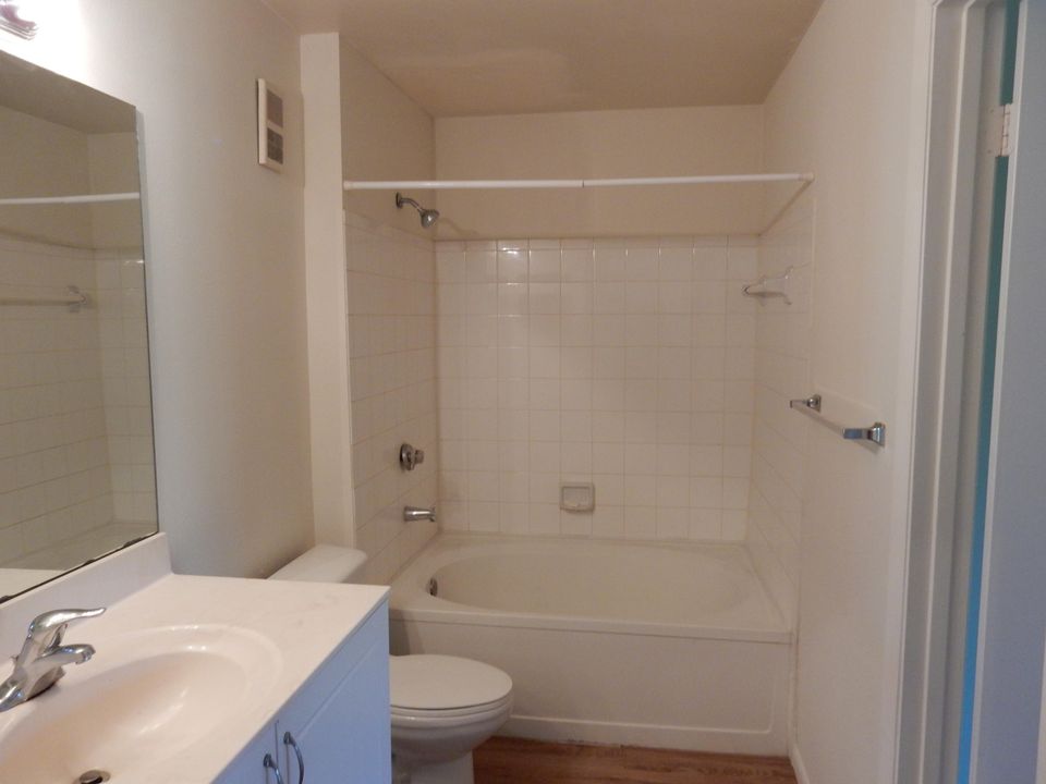 For Rent: $1,600 (1 beds, 1 baths, 834 Square Feet)