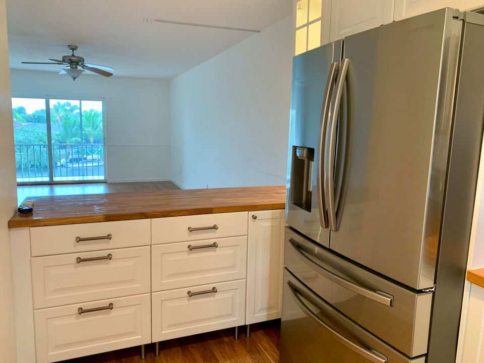 For Sale: $299,000 (2 beds, 2 baths, 938 Square Feet)