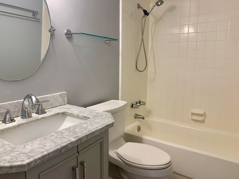 For Sale: $299,000 (2 beds, 2 baths, 938 Square Feet)