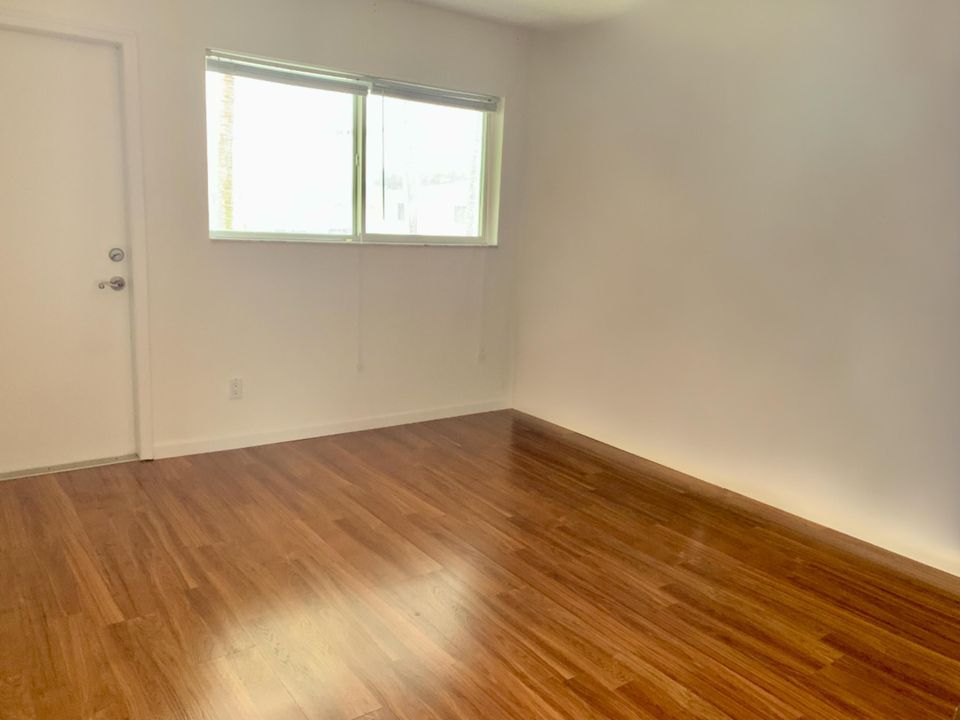 For Sale: $299,000 (2 beds, 2 baths, 938 Square Feet)