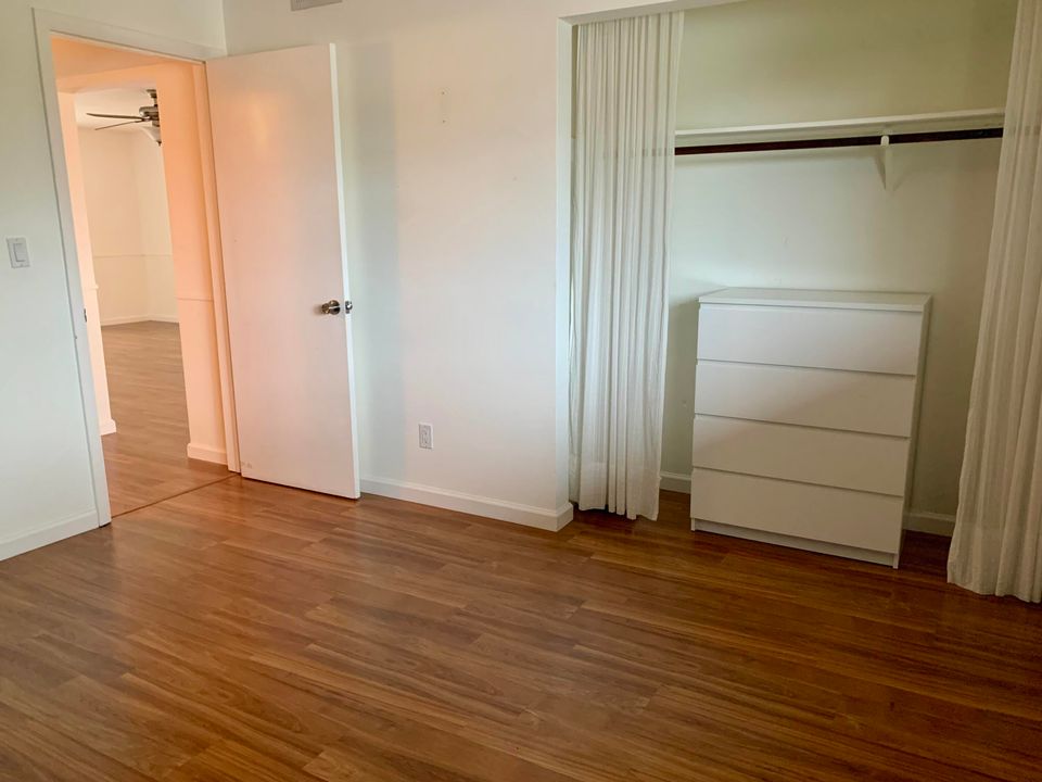 For Sale: $299,000 (2 beds, 2 baths, 938 Square Feet)