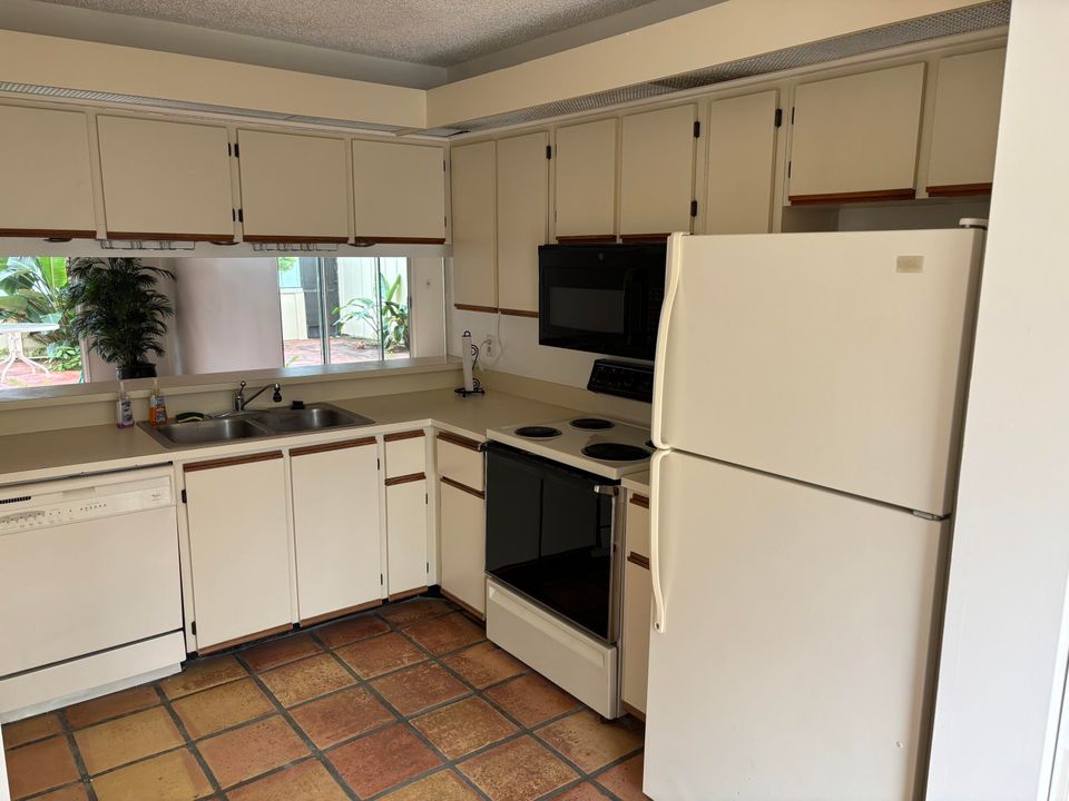 For Sale: $343,900 (2 beds, 2 baths, 1176 Square Feet)