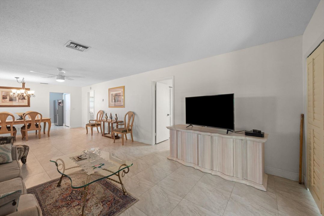 For Sale: $259,999 (2 beds, 2 baths, 950 Square Feet)