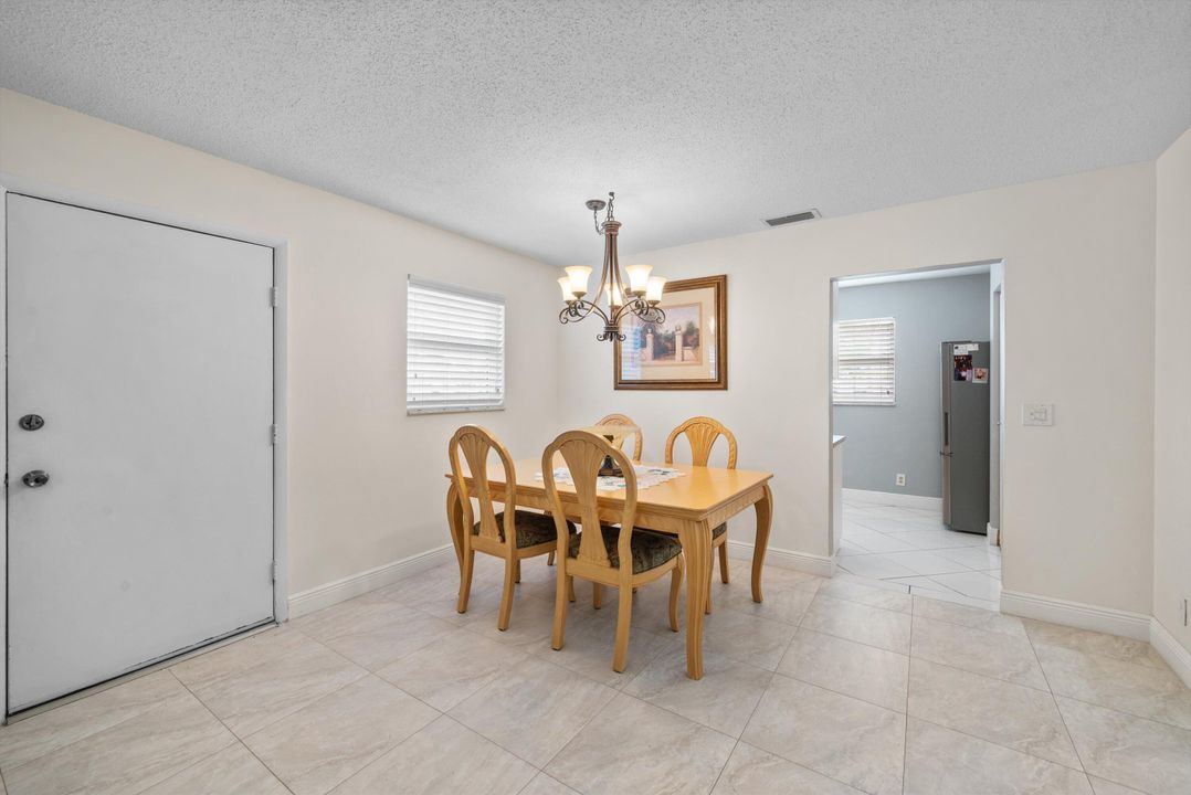 For Sale: $259,999 (2 beds, 2 baths, 950 Square Feet)