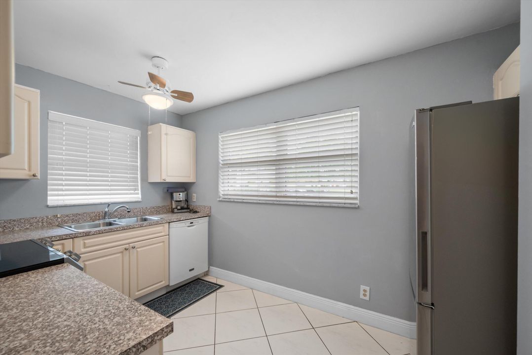 For Sale: $259,999 (2 beds, 2 baths, 950 Square Feet)