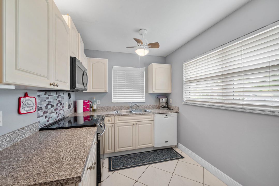 For Sale: $259,999 (2 beds, 2 baths, 950 Square Feet)