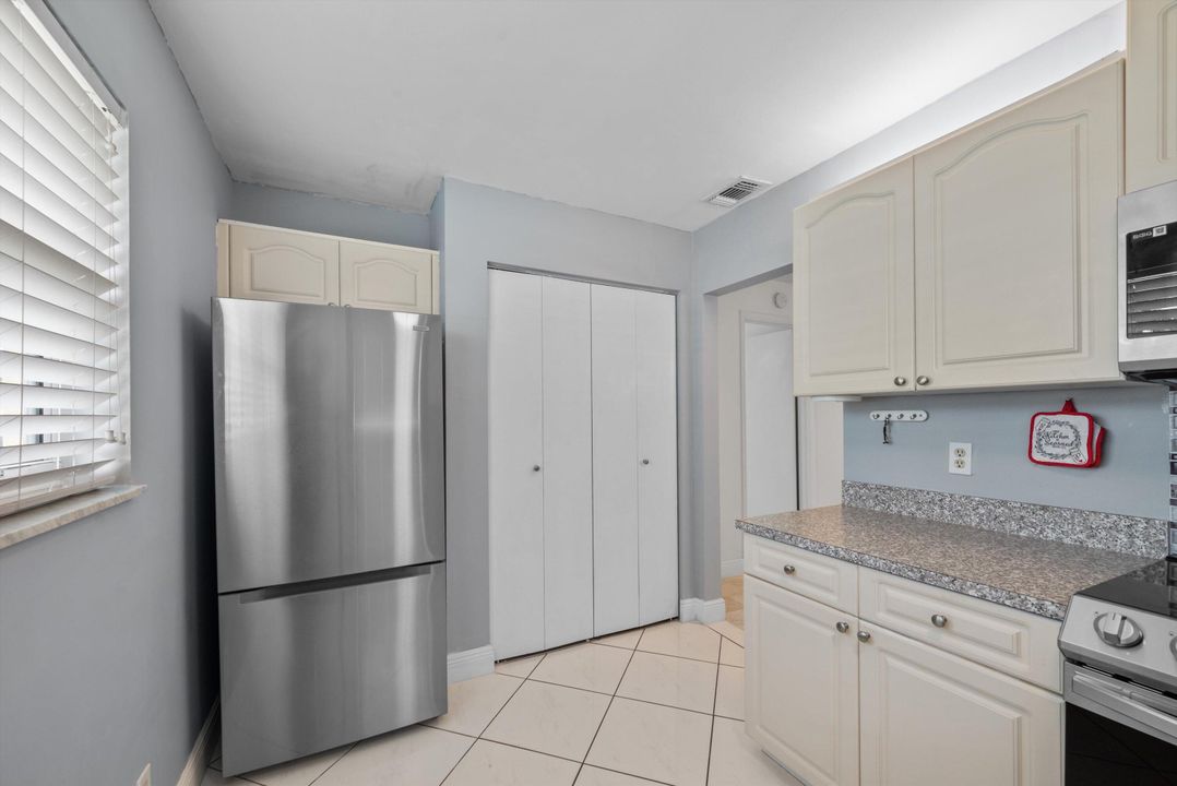 For Sale: $259,999 (2 beds, 2 baths, 950 Square Feet)