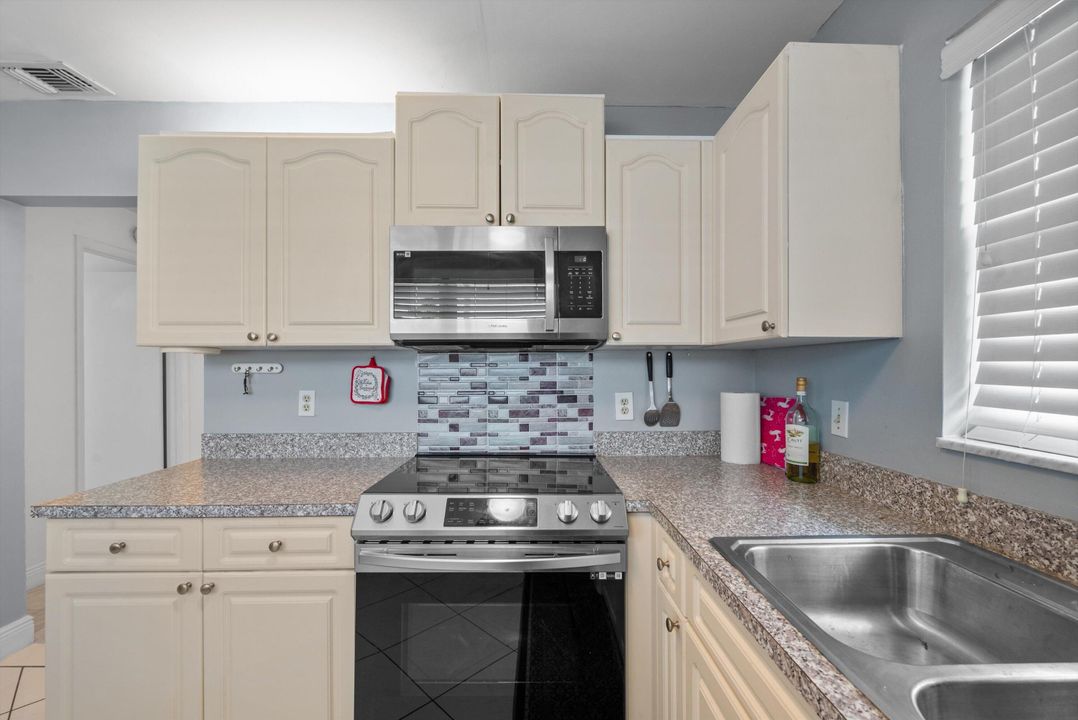 For Sale: $259,999 (2 beds, 2 baths, 950 Square Feet)