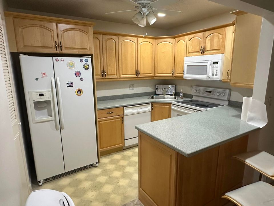 For Sale: $168,000 (2 beds, 2 baths, 937 Square Feet)