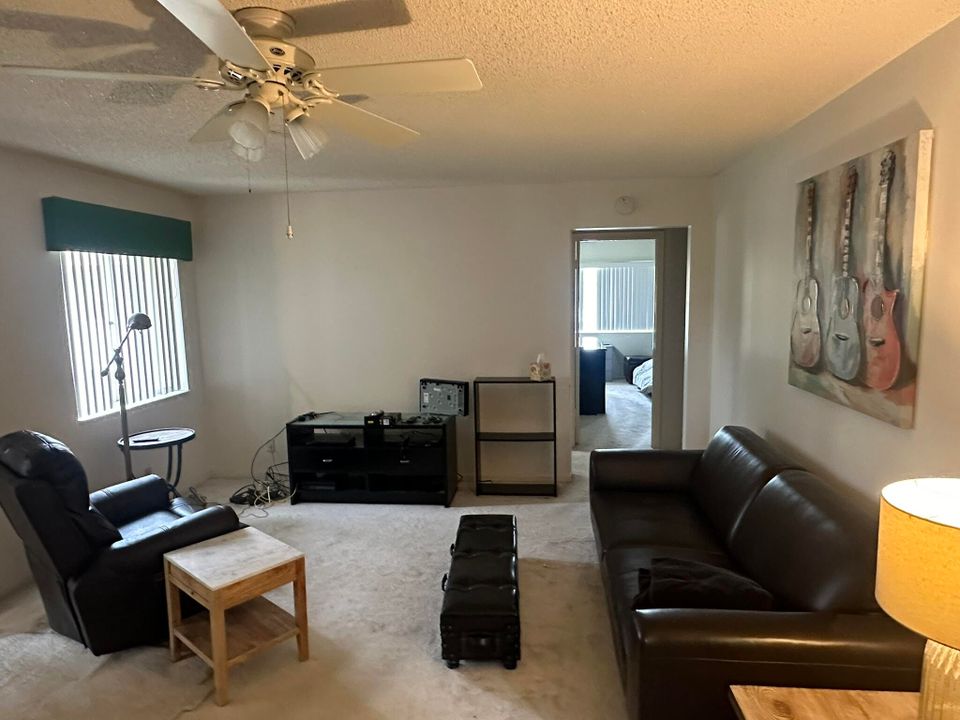 For Sale: $168,000 (2 beds, 2 baths, 937 Square Feet)