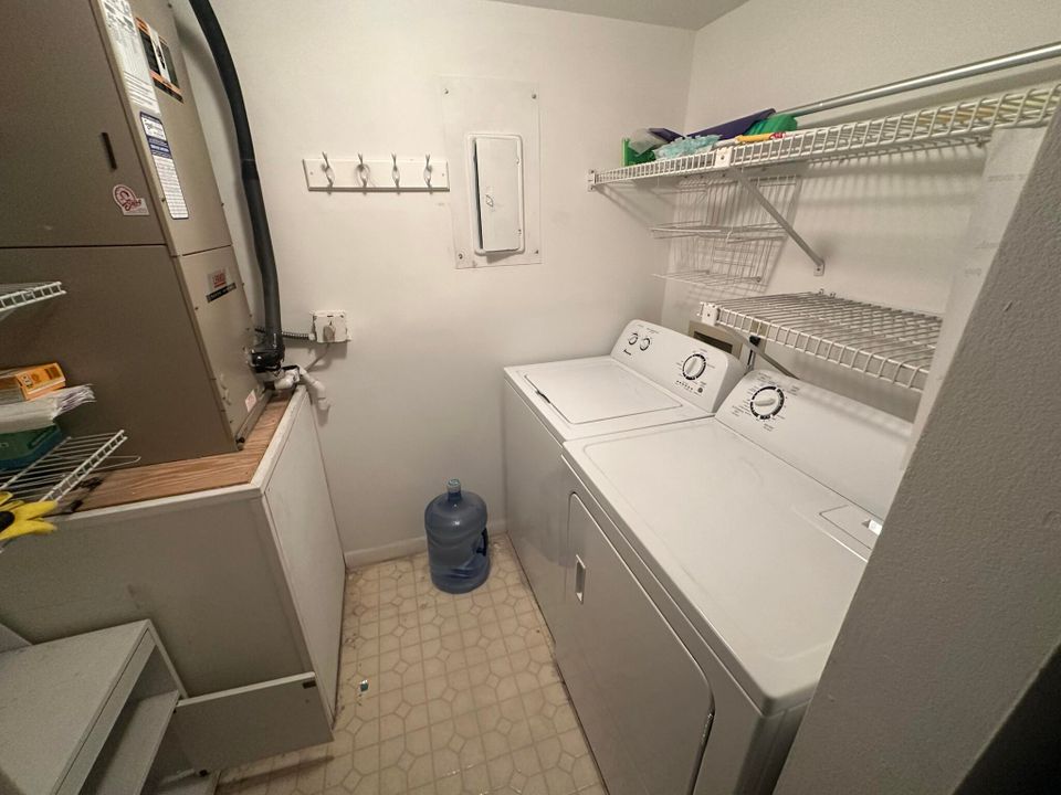 For Sale: $168,000 (2 beds, 2 baths, 937 Square Feet)