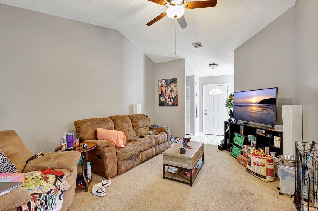 For Sale: $275,000 (2 beds, 2 baths, 1122 Square Feet)