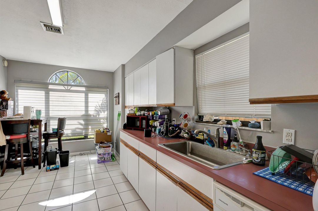 For Sale: $275,000 (2 beds, 2 baths, 1122 Square Feet)