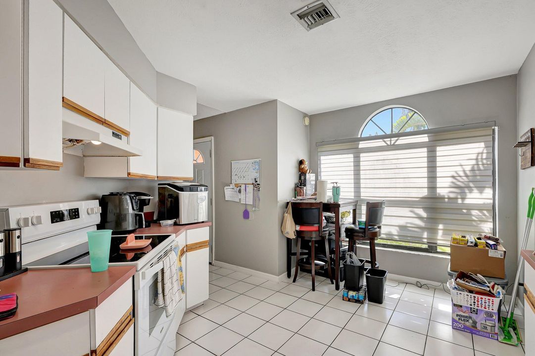 For Sale: $275,000 (2 beds, 2 baths, 1122 Square Feet)