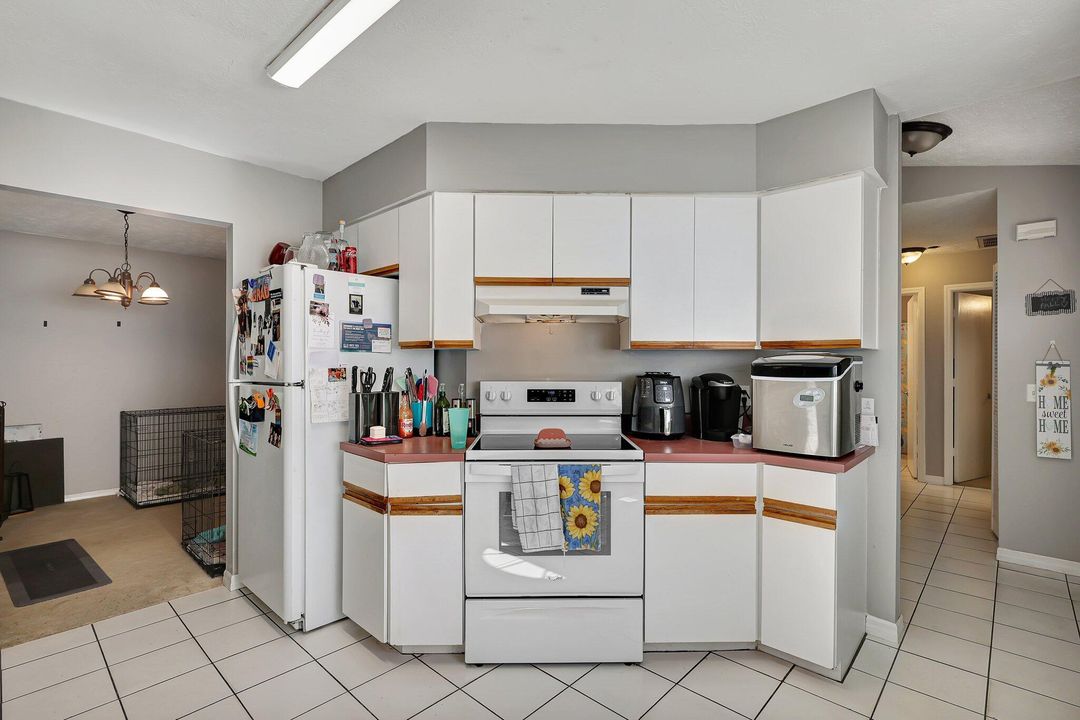 For Sale: $275,000 (2 beds, 2 baths, 1122 Square Feet)