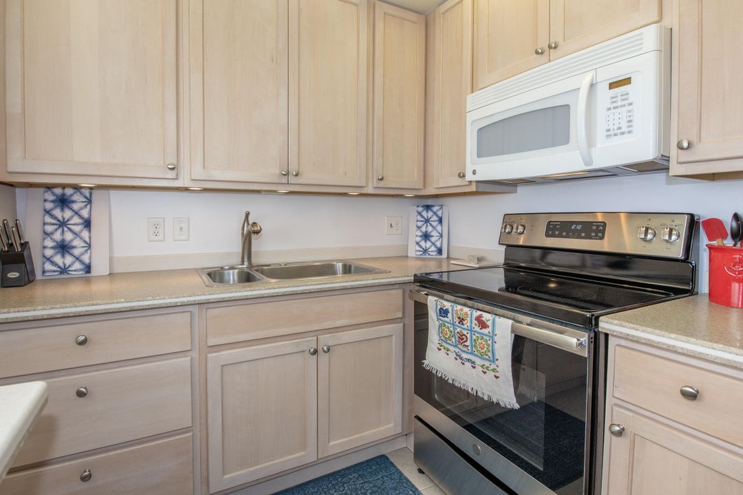 For Sale: $169,900 (2 beds, 2 baths, 819 Square Feet)