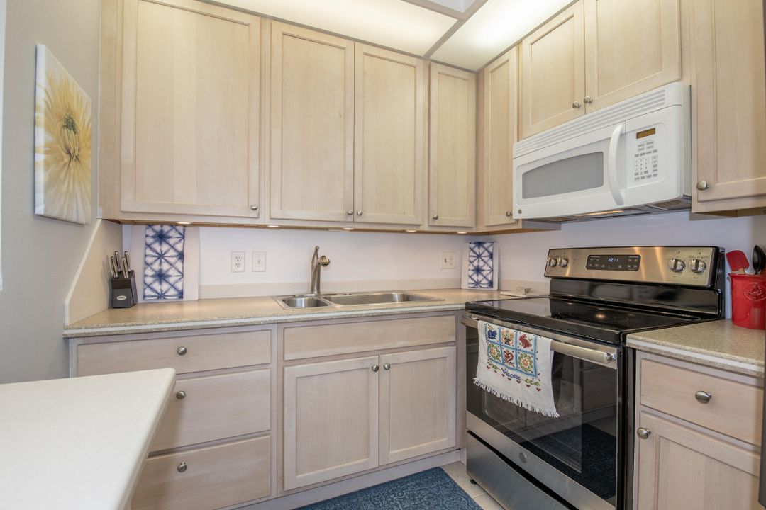 For Sale: $169,900 (2 beds, 2 baths, 819 Square Feet)