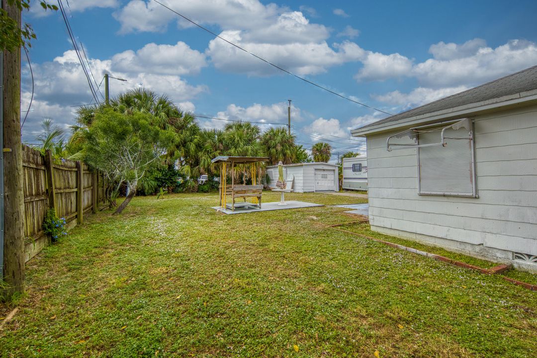 For Sale: $299,000 (2 beds, 1 baths, 806 Square Feet)