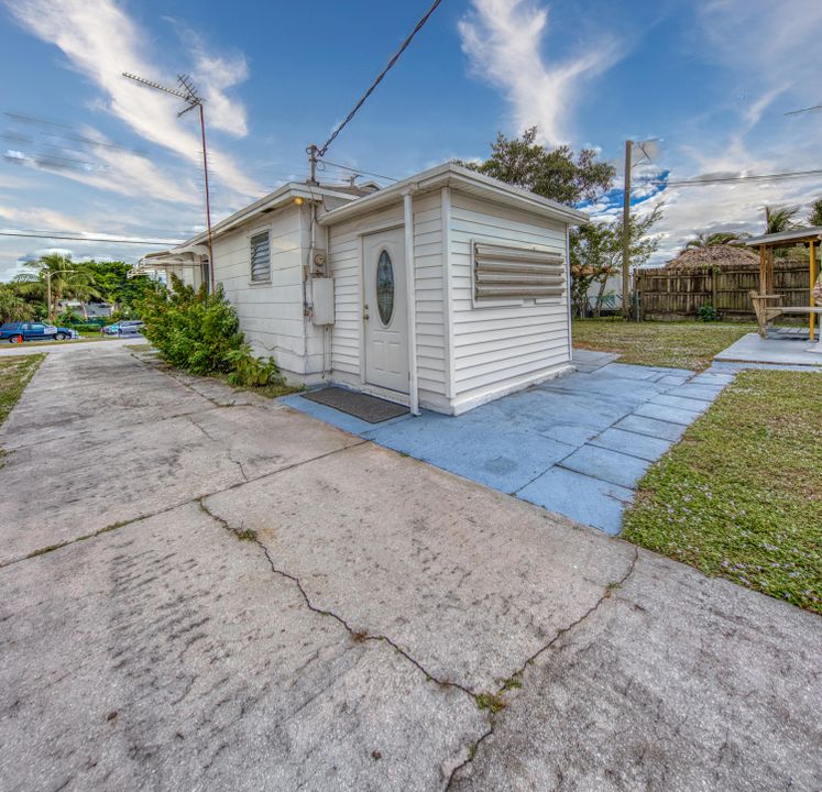 For Sale: $299,000 (2 beds, 1 baths, 806 Square Feet)