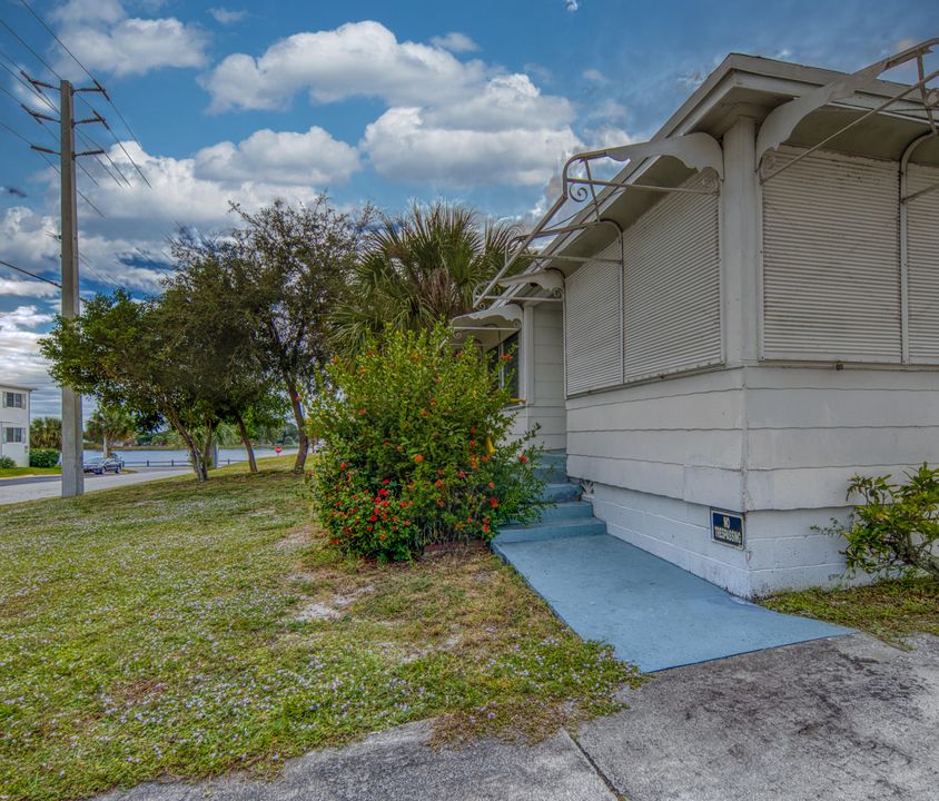 For Sale: $299,000 (2 beds, 1 baths, 806 Square Feet)