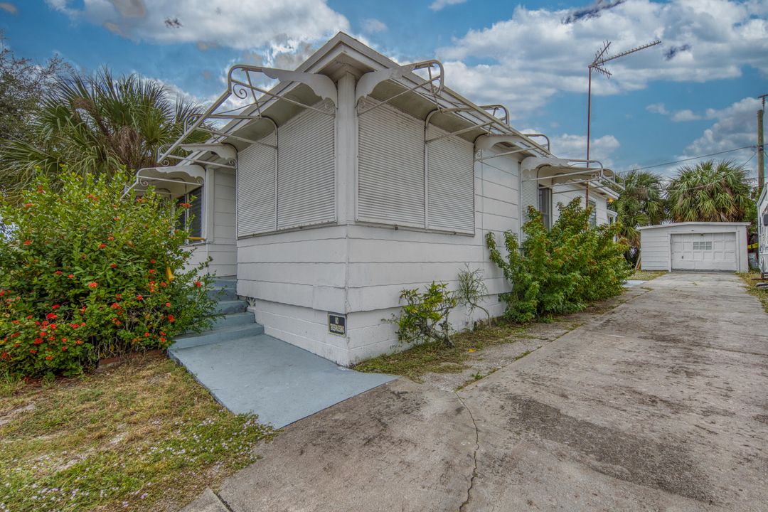 For Sale: $299,000 (2 beds, 1 baths, 806 Square Feet)