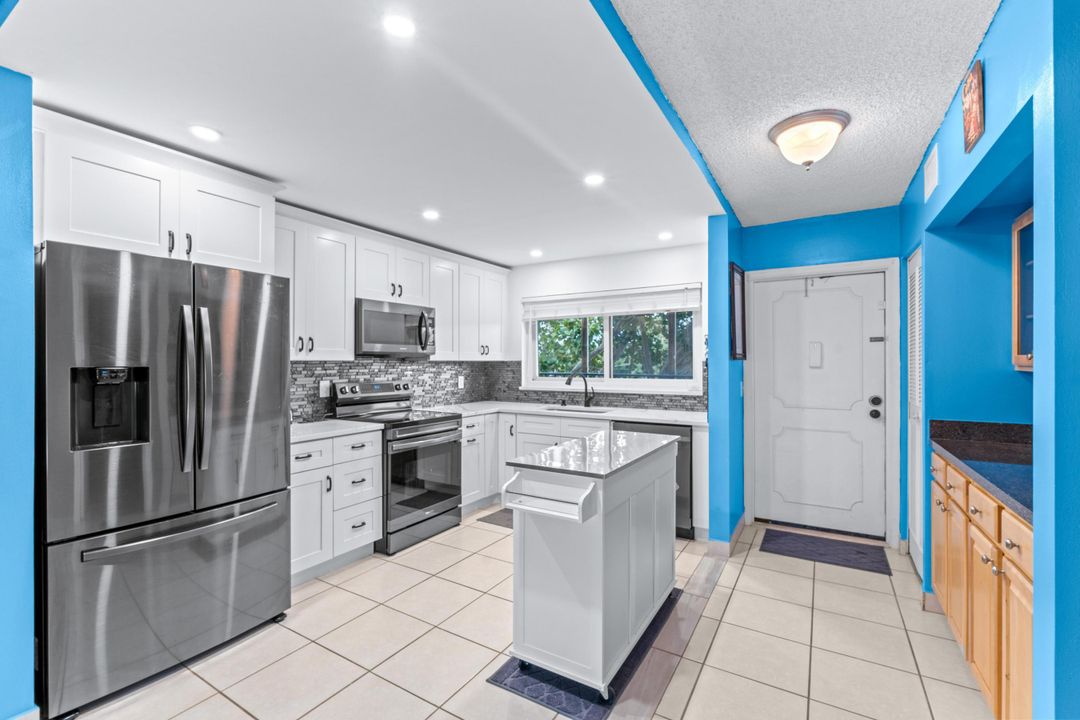 For Sale: $249,000 (2 beds, 2 baths, 963 Square Feet)