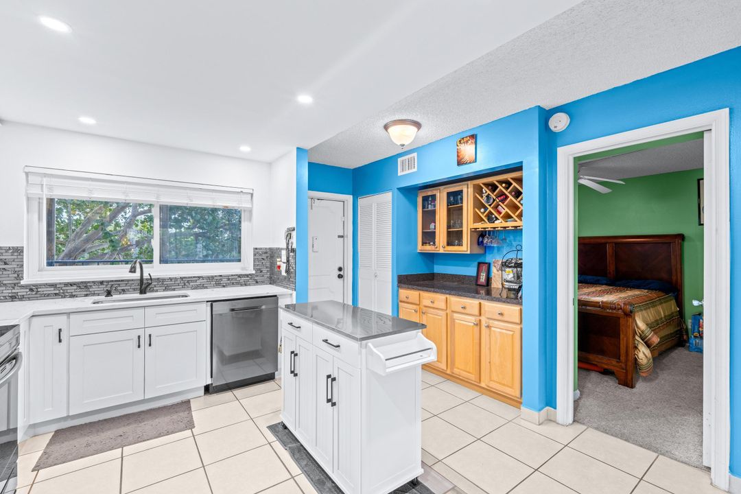 For Sale: $249,000 (2 beds, 2 baths, 963 Square Feet)