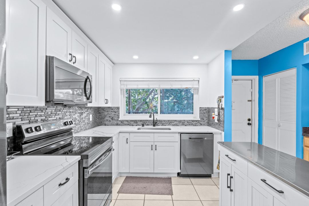 For Sale: $249,000 (2 beds, 2 baths, 963 Square Feet)