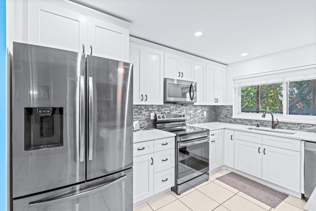 For Sale: $249,000 (2 beds, 2 baths, 963 Square Feet)