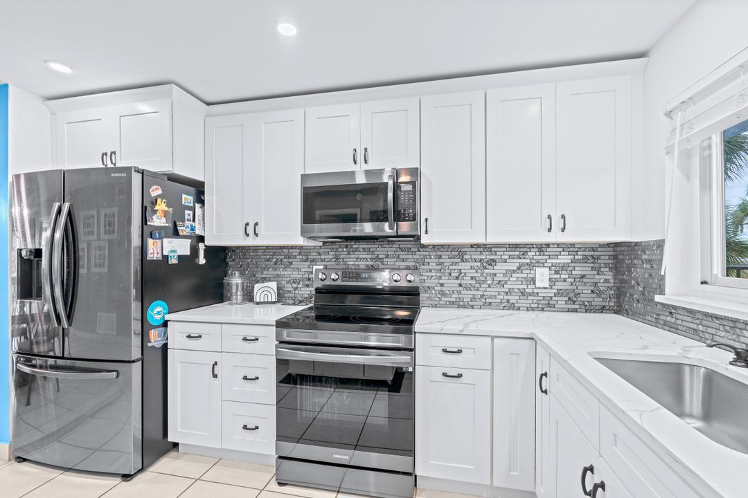 For Sale: $249,000 (2 beds, 2 baths, 963 Square Feet)