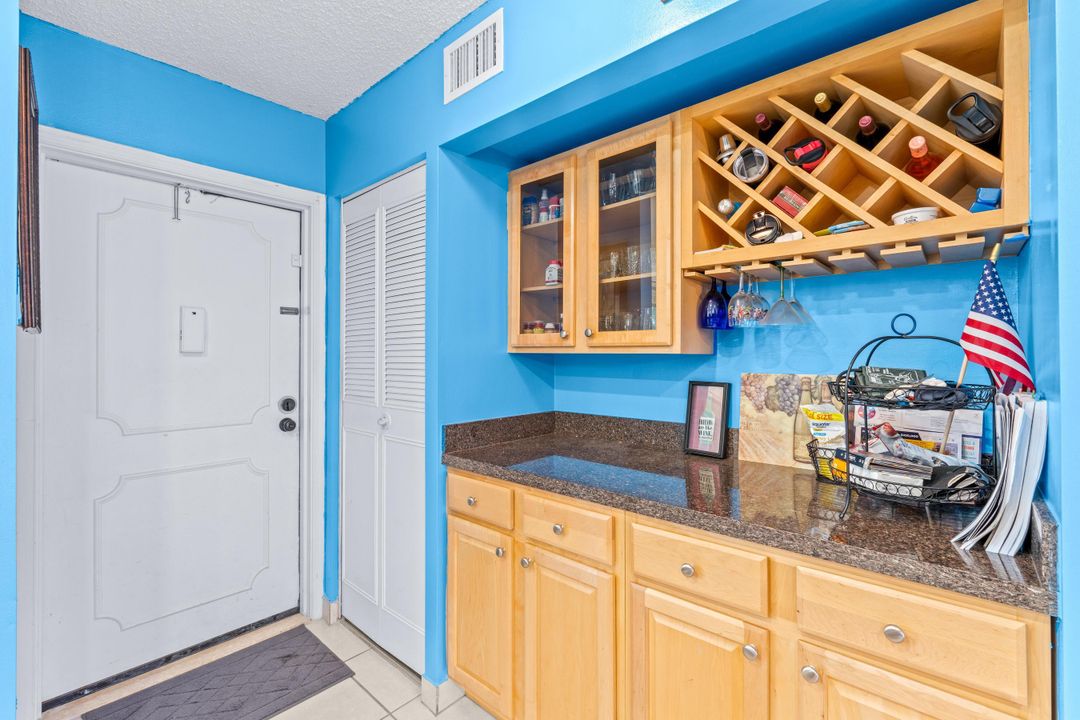 For Sale: $249,000 (2 beds, 2 baths, 963 Square Feet)