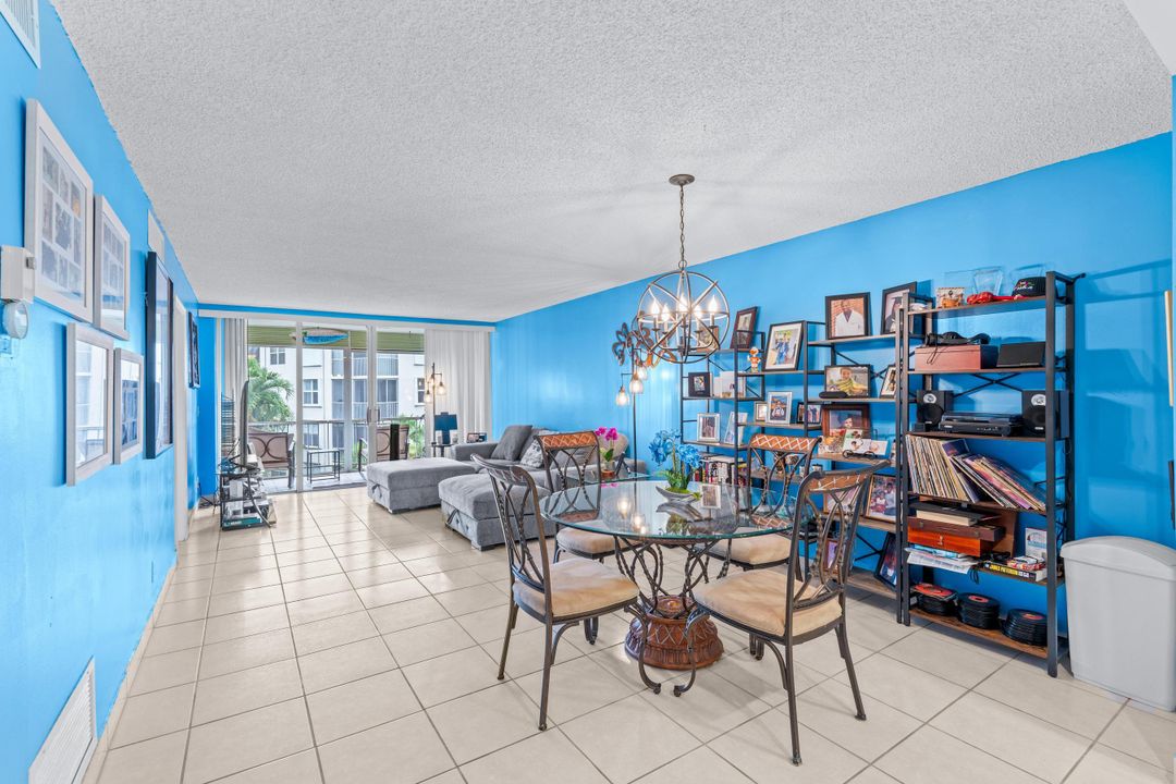 For Sale: $249,000 (2 beds, 2 baths, 963 Square Feet)