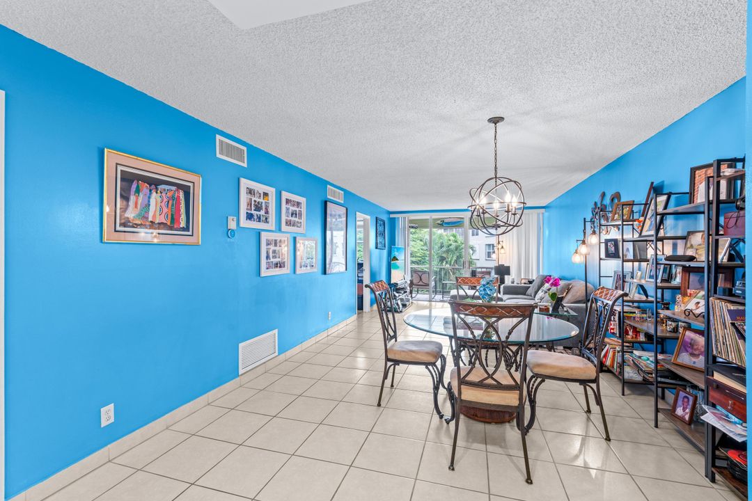 For Sale: $249,000 (2 beds, 2 baths, 963 Square Feet)