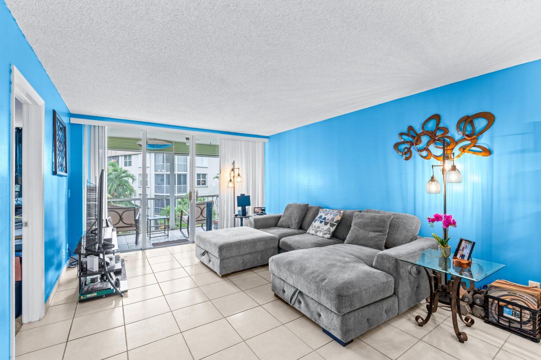 For Sale: $249,000 (2 beds, 2 baths, 963 Square Feet)