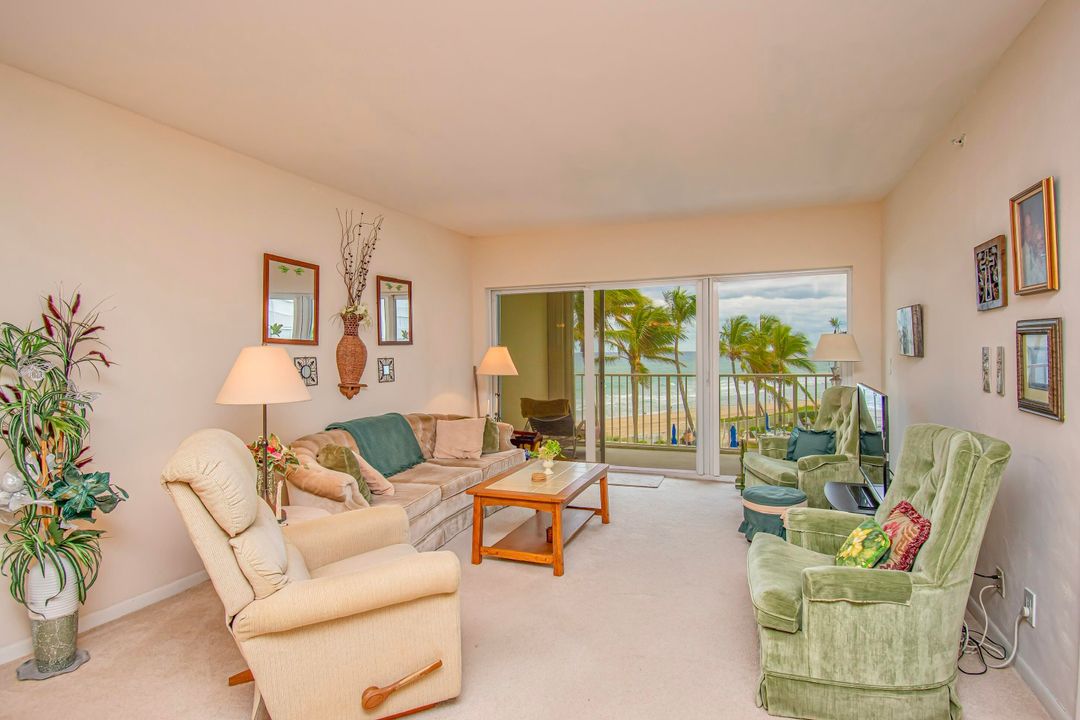 For Sale: $679,000 (2 beds, 2 baths, 988 Square Feet)