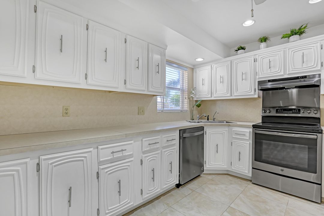 For Sale: $233,900 (2 beds, 2 baths, 1224 Square Feet)