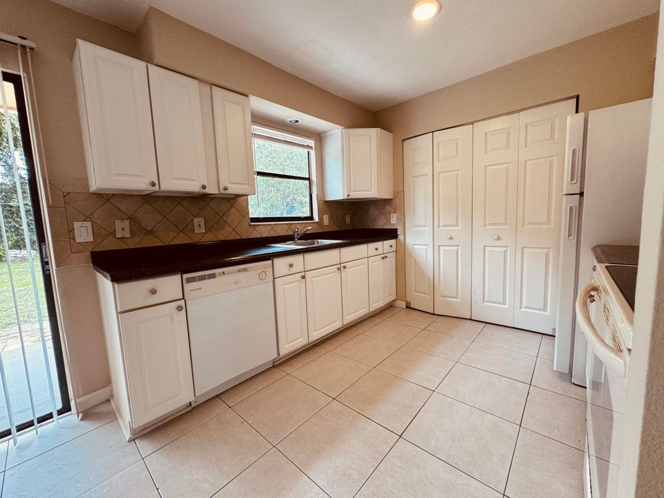 For Rent: $2,600 (3 beds, 2 baths, 1050 Square Feet)