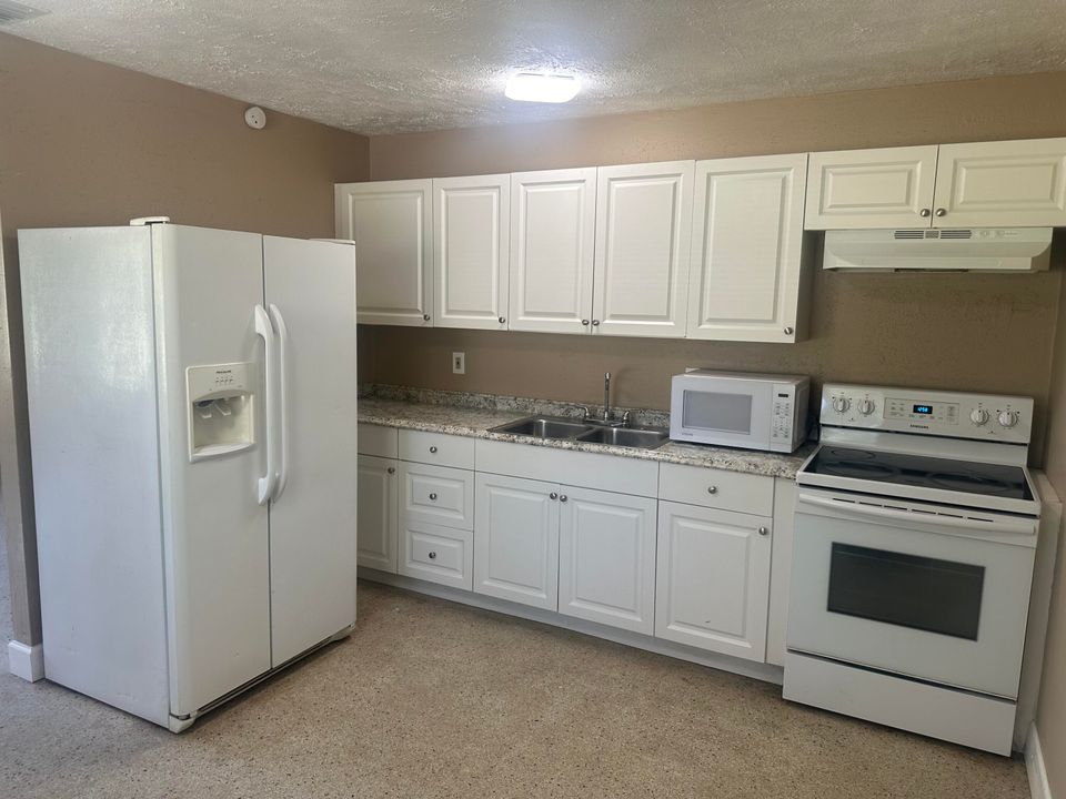 For Rent: $2,000 (4 beds, 1 baths, 1242 Square Feet)