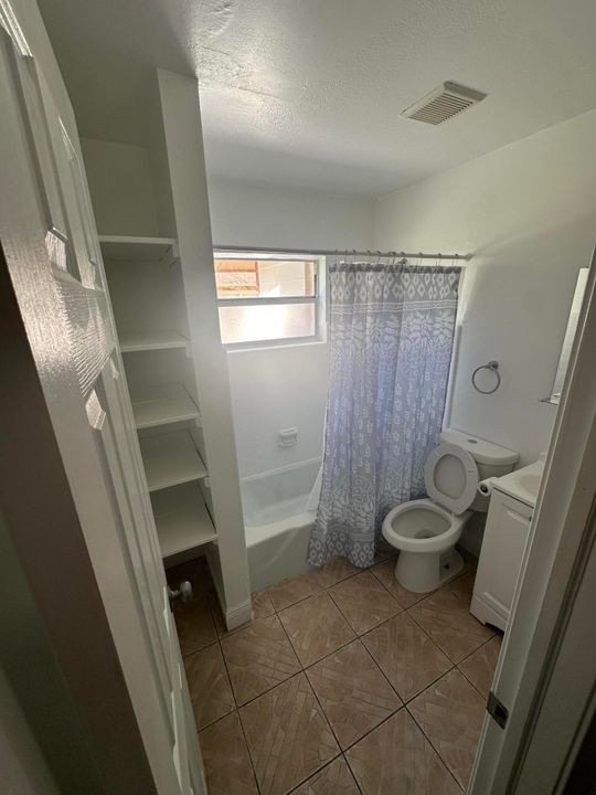 For Rent: $2,000 (4 beds, 1 baths, 1242 Square Feet)