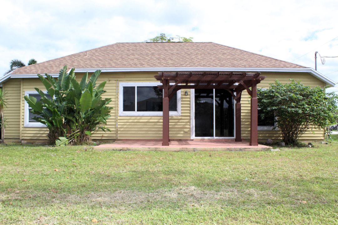 For Rent: $2,100 (3 beds, 2 baths, 1500 Square Feet)