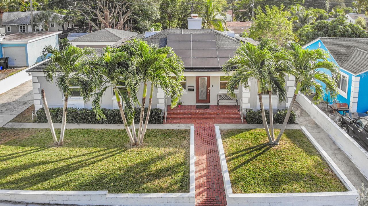 For Sale: $700,000 (3 beds, 2 baths, 1973 Square Feet)