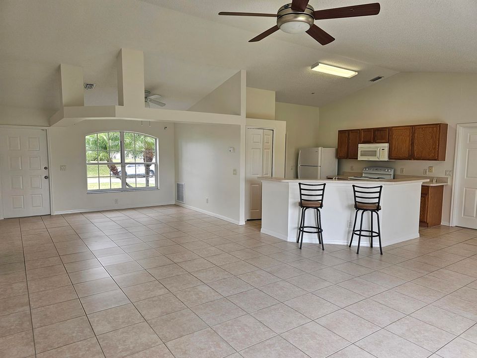 For Rent: $2,450 (3 beds, 2 baths, 1688 Square Feet)