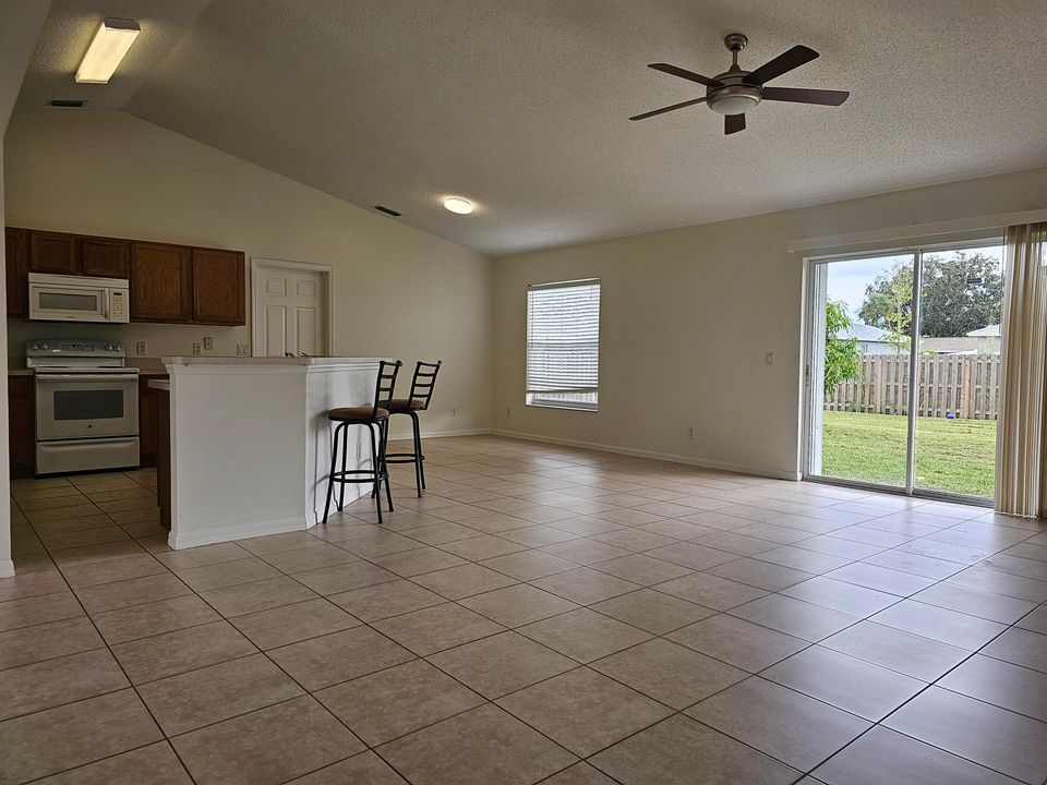 For Rent: $2,450 (3 beds, 2 baths, 1688 Square Feet)