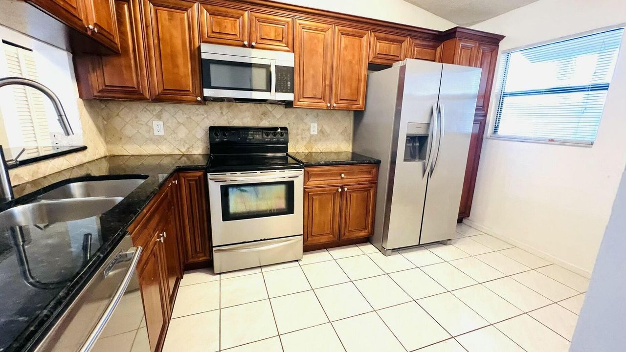 For Sale: $295,000 (2 beds, 2 baths, 920 Square Feet)