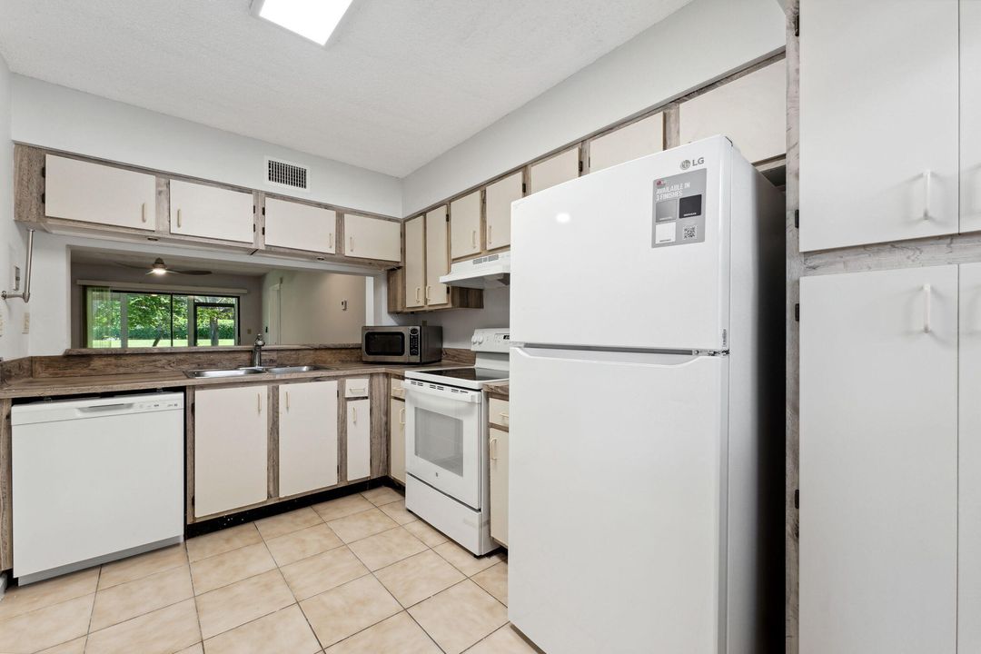 For Rent: $2,275 (2 beds, 2 baths, 920 Square Feet)