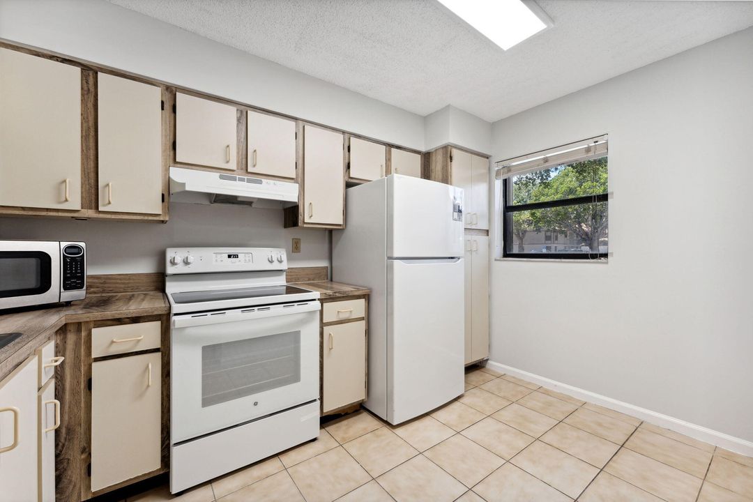 For Rent: $2,275 (2 beds, 2 baths, 920 Square Feet)