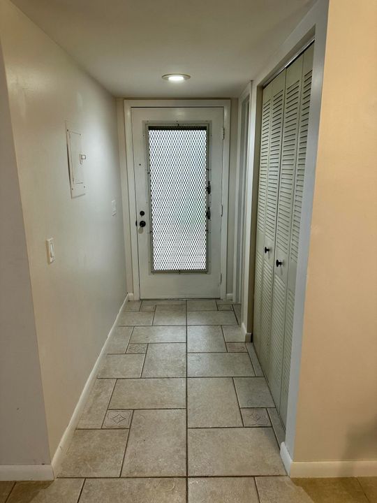 For Sale: $125,000 (1 beds, 1 baths, 795 Square Feet)