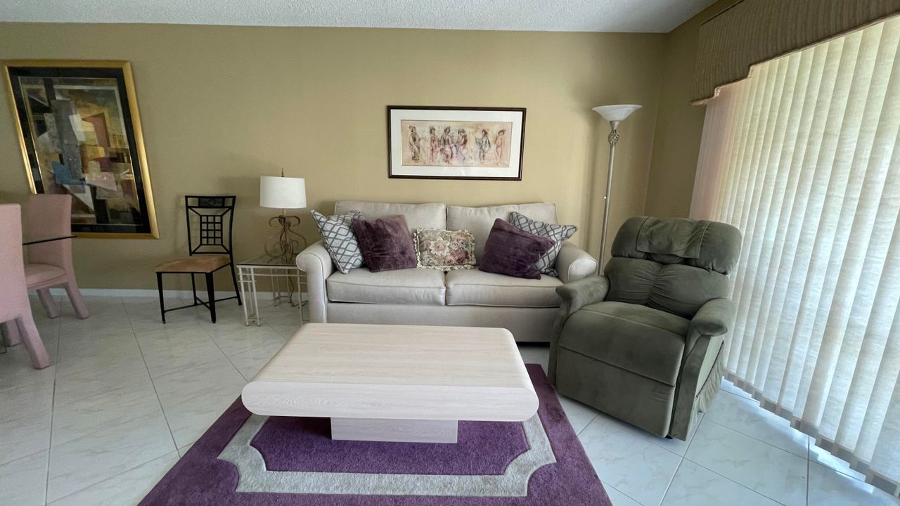 For Sale: $215,000 (2 beds, 2 baths, 1070 Square Feet)